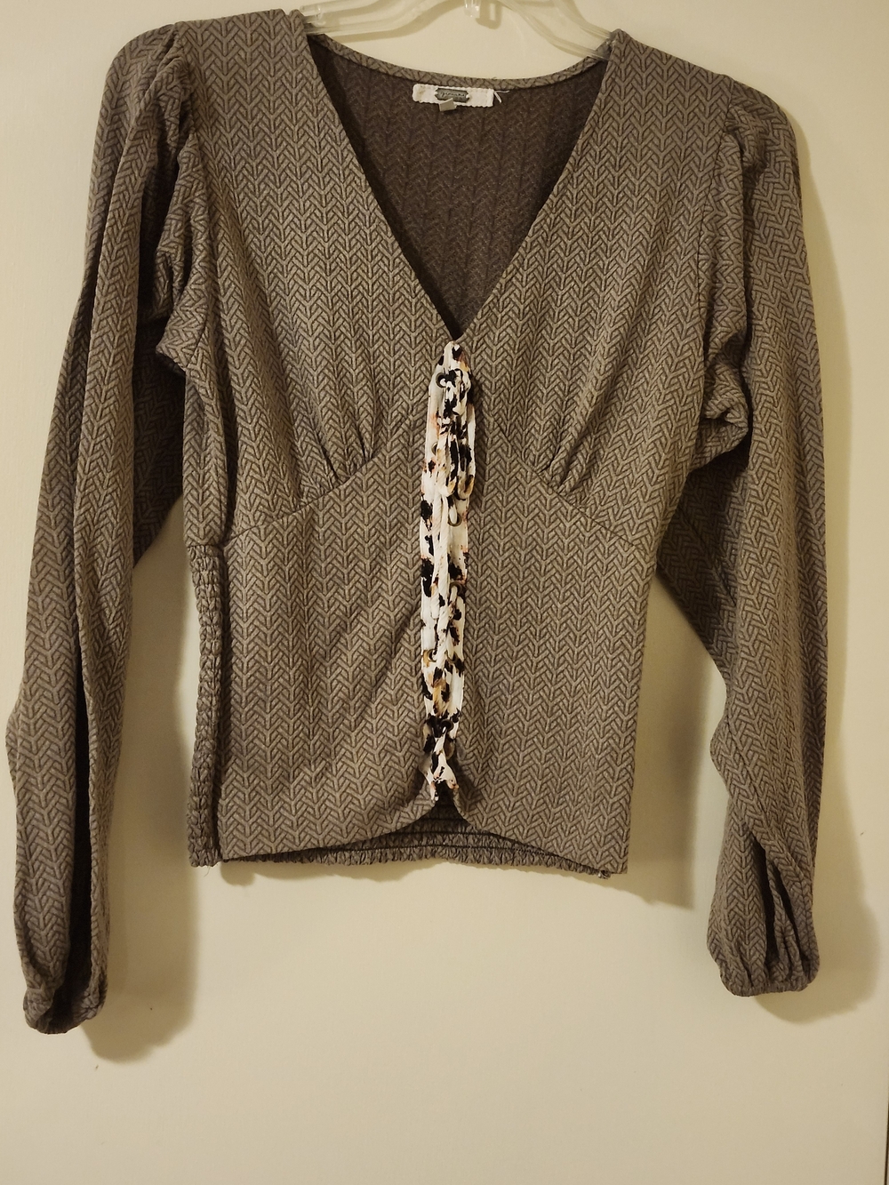 gimmicks by BKE Women's Flirty Taupe Herringbone Patterned Knit Tie Front Top M